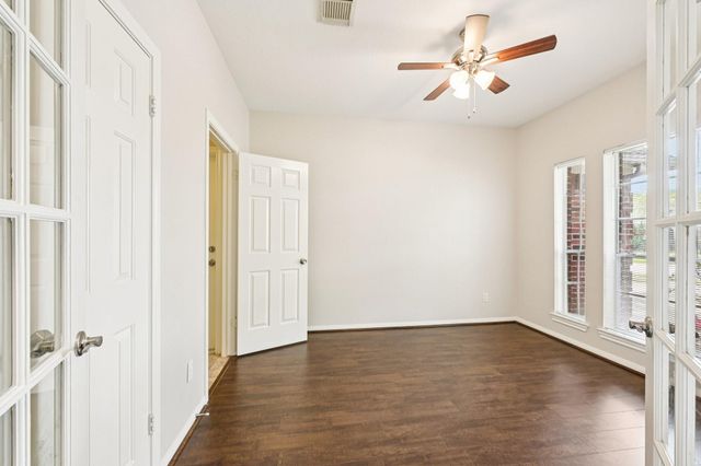 1023 E Hampton Drive, Pearland, TX 77584