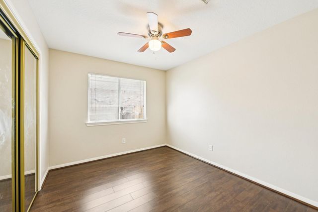 1023 E Hampton Drive, Pearland, TX 77584