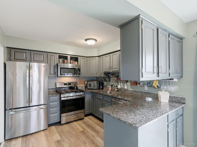 2310 Camilla Drive, Troy, MI 48083