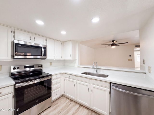 5208 E TAMBLO Drive, Phoenix, AZ 85044