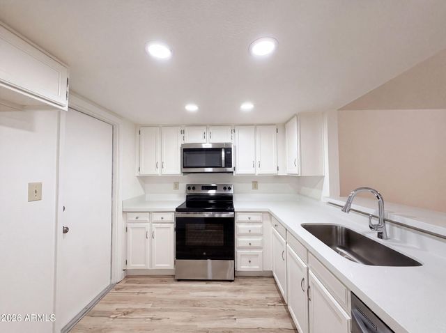 5208 E TAMBLO Drive, Phoenix, AZ 85044