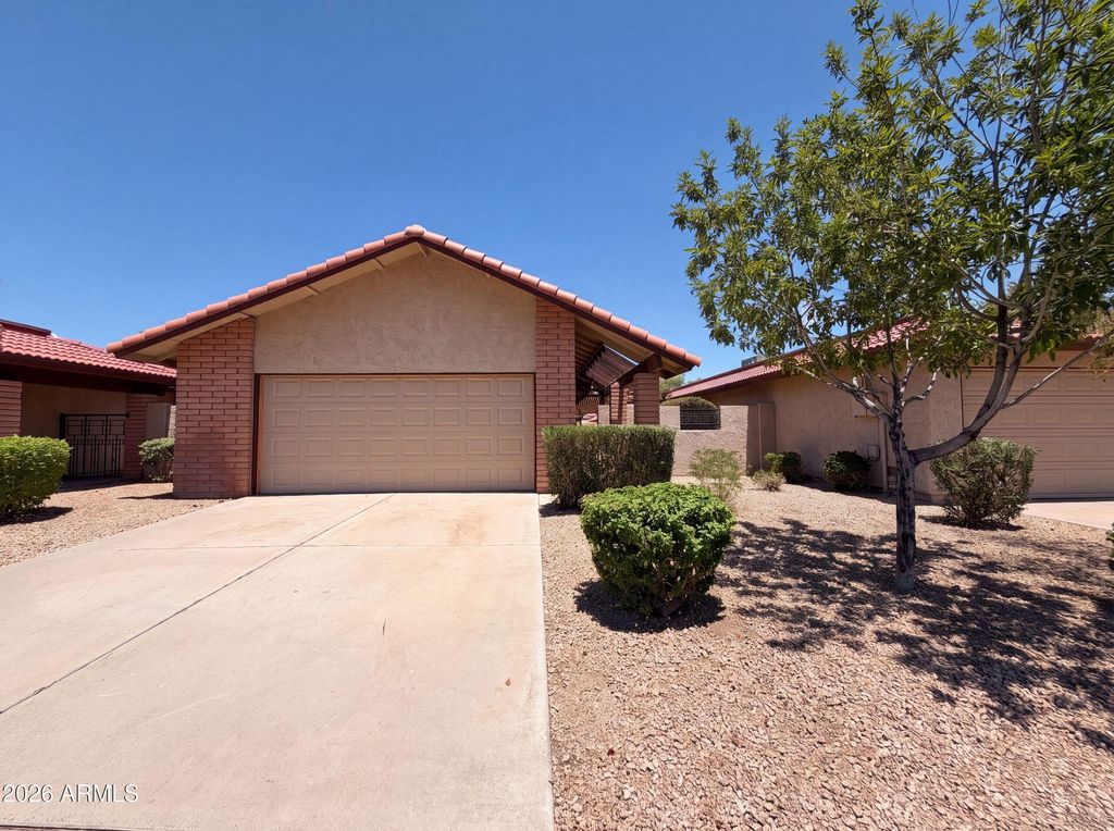 5208 E TAMBLO Drive, Phoenix, AZ 85044