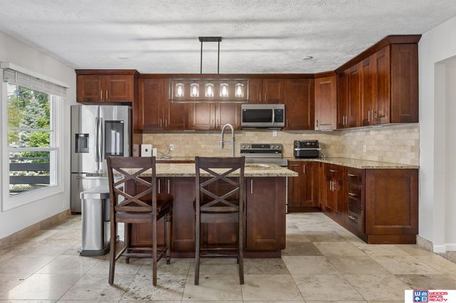 8222 Gold Street, Omaha, NE 68124