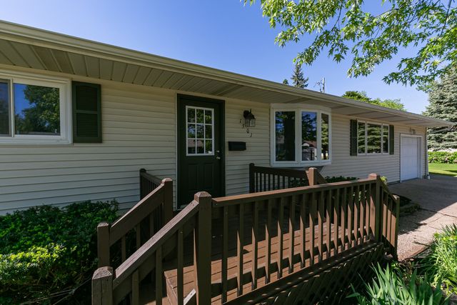1501 Cherry Hills Road, Bettendorf, IA 52722