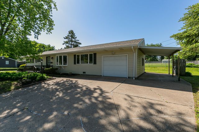 1501 Cherry Hills Road, Bettendorf, IA 52722