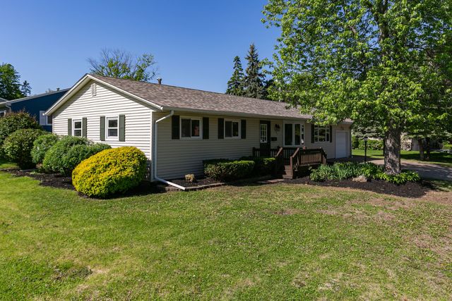 1501 Cherry Hills Road, Bettendorf, IA 52722