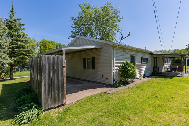 1501 Cherry Hills Road, Bettendorf, IA 52722