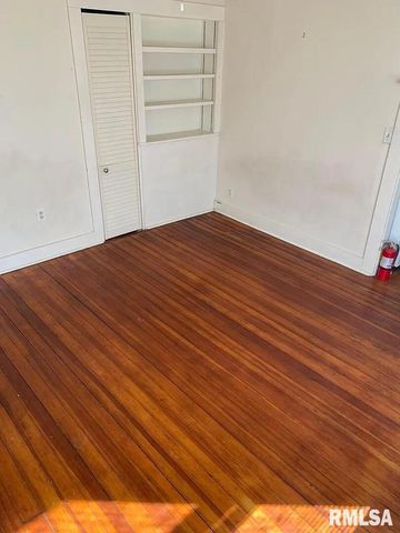 421 E 7TH Street, Davenport, IA 52803