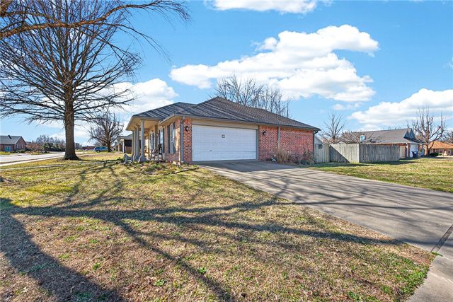 410 N 37th Place, Rogers, AR 72756