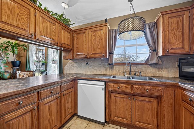 410 N 37th Place, Rogers, AR 72756