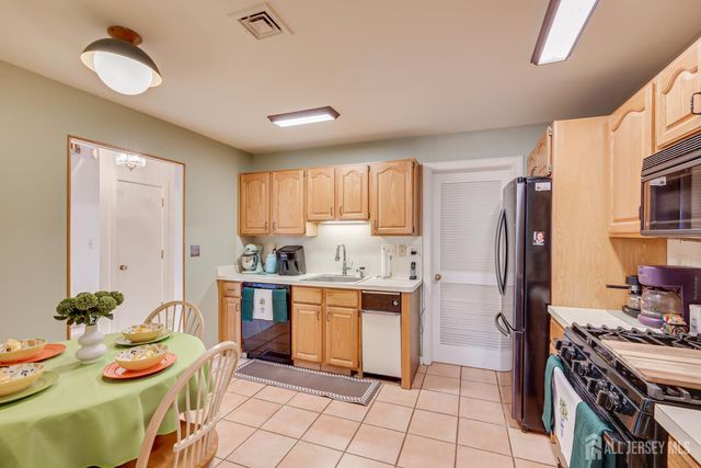 73 Chatsworth Court, Edison, NJ 08820