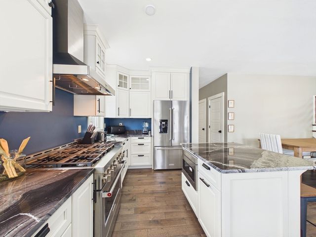 72 Ocean View Ave, Swansea, MA 02777