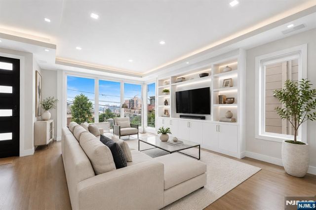 506 Undercliff Avenue, Edgewater, NJ 07020