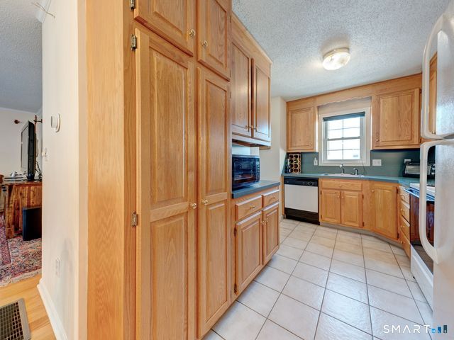 962 South Main Street APT 17, Southington, CT 06479