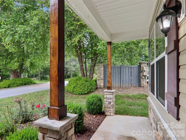 11 Eagle Pointe Way, Flat Rock, NC 28731