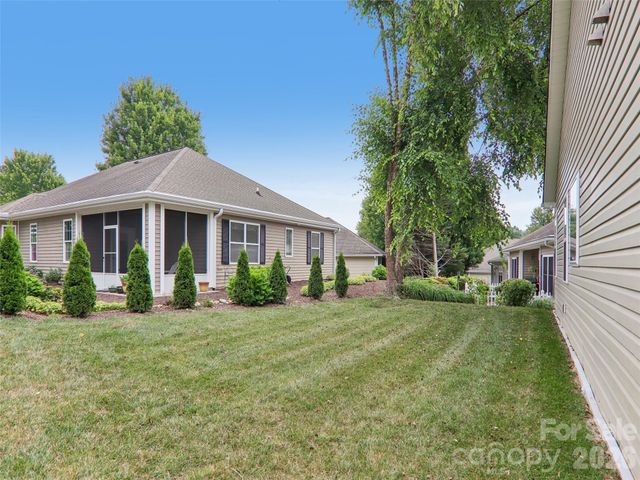 11 Eagle Pointe Way, Flat Rock, NC 28731