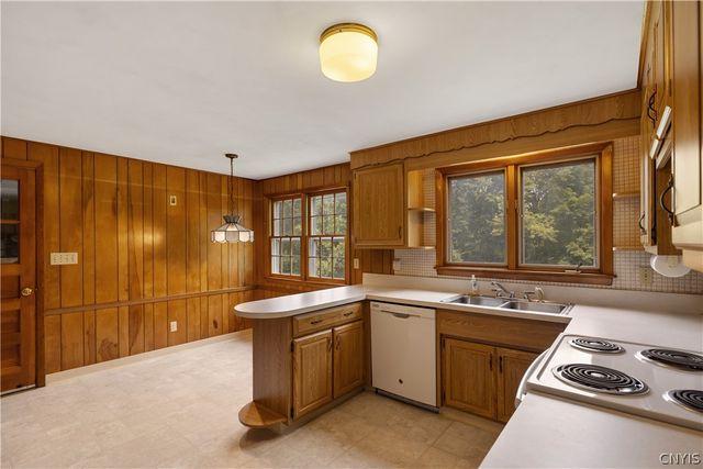 125 Northwood Way, Camillus, NY 13031
