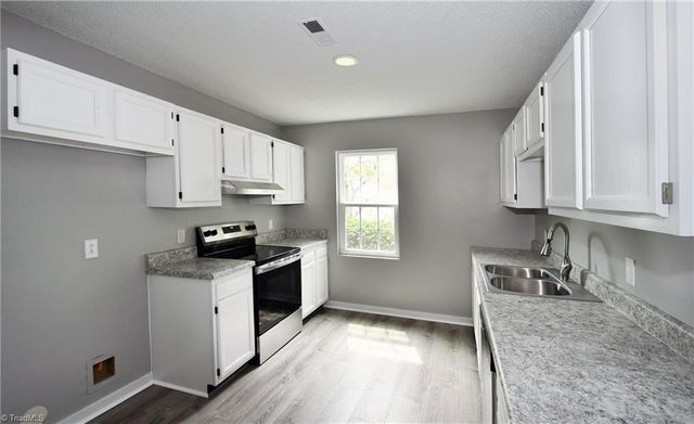 5832 Sir Knight Circle, Clemmons, NC 27012