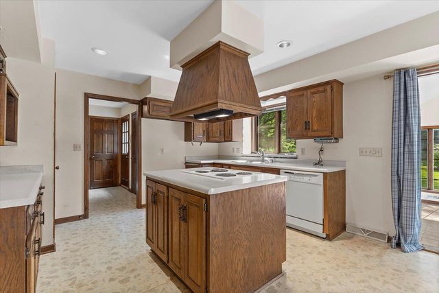 2490 Keats DRIVE, Brookfield, WI 53045