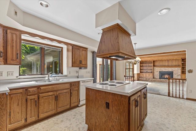2490 Keats DRIVE, Brookfield, WI 53045