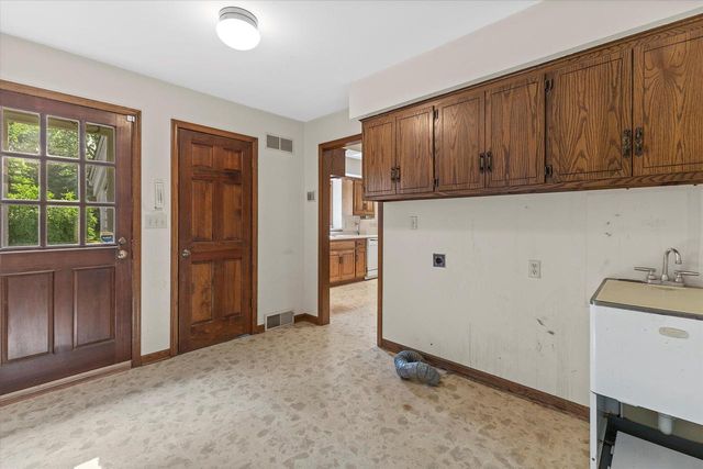 2490 Keats DRIVE, Brookfield, WI 53045
