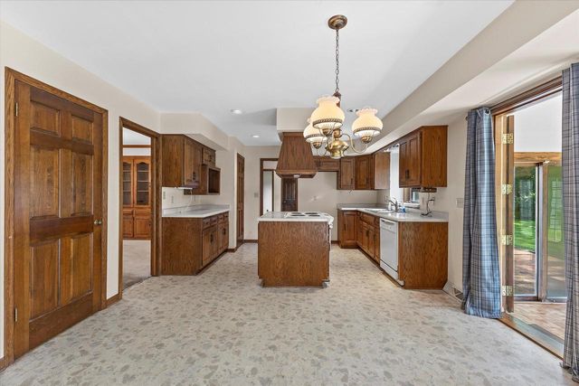 2490 Keats DRIVE, Brookfield, WI 53045