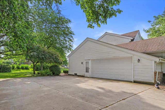 2490 Keats DRIVE, Brookfield, WI 53045
