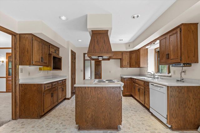 2490 Keats DRIVE, Brookfield, WI 53045