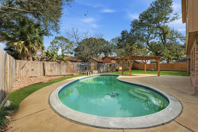 2408 Chelmsford Court, Alvin, TX 77511