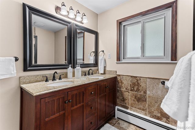 345 Beverly Island Drive, Waterford Charter Township, MI 48328