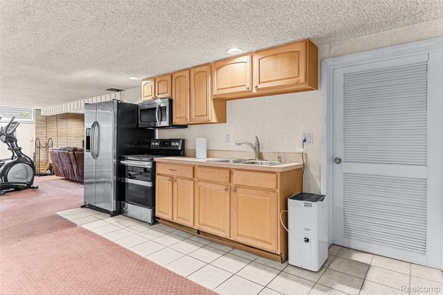 345 Beverly Island Drive, Waterford Charter Township, MI 48328