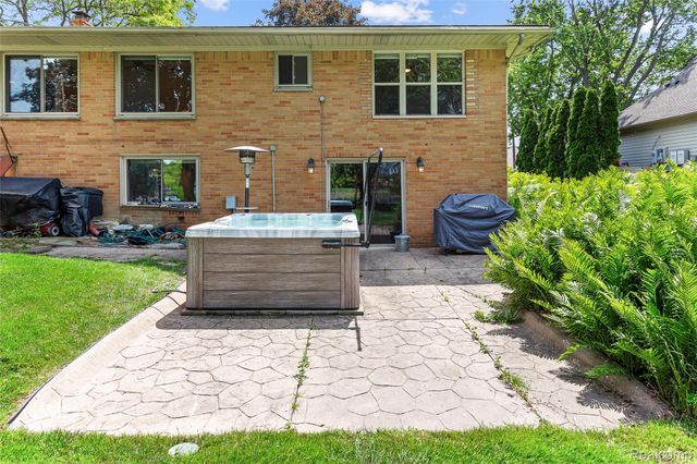 345 Beverly Island Drive, Waterford Charter Township, MI 48328