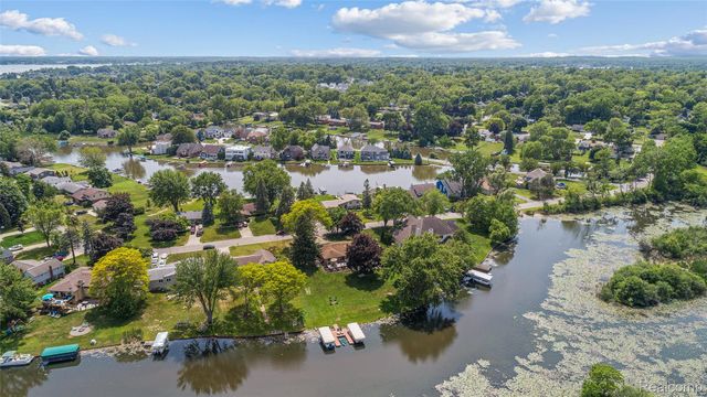 345 Beverly Island Drive, Waterford Charter Township, MI 48328
