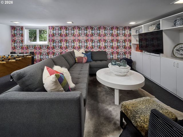 2768 Sw FERN St, Portland, OR 97201