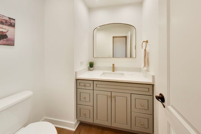 26 The Court Of Island Point, Northbrook, IL 60062