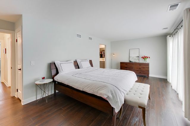 26 The Court Of Island Point, Northbrook, IL 60062