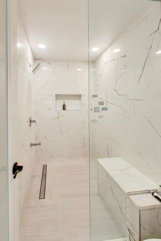 26 The Court Of Island Point, Northbrook, IL 60062