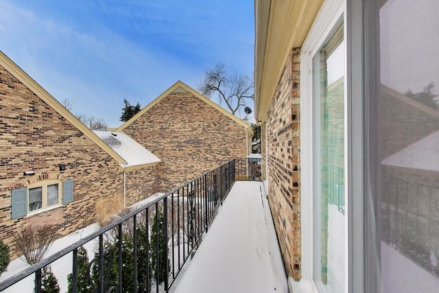 26 The Court Of Island Point, Northbrook, IL 60062