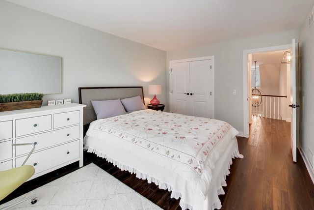 26 The Court Of Island Point, Northbrook, IL 60062