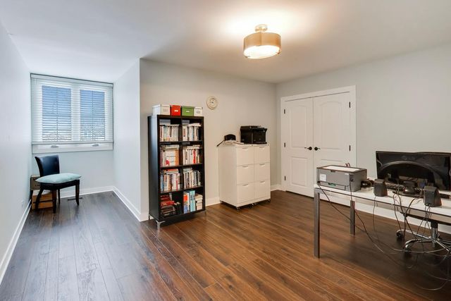 26 The Court Of Island Point, Northbrook, IL 60062