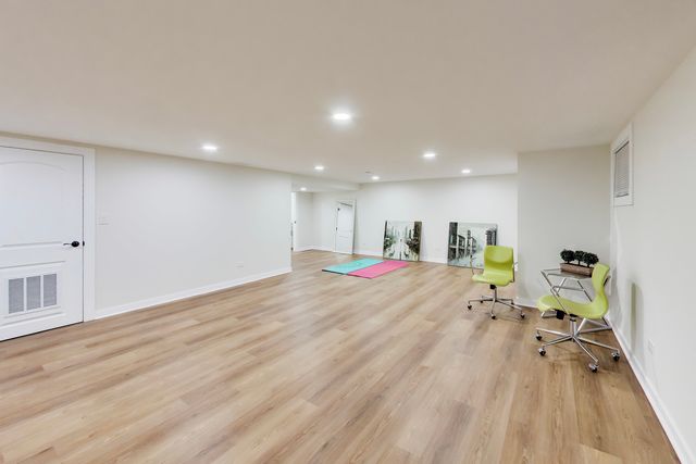 26 The Court Of Island Point, Northbrook, IL 60062