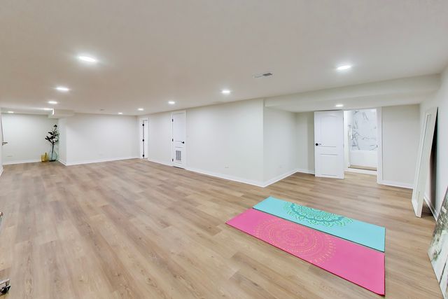 26 The Court Of Island Point, Northbrook, IL 60062