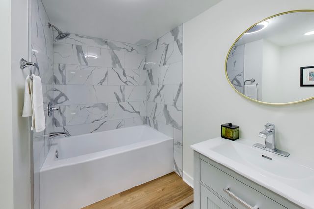 26 The Court Of Island Point, Northbrook, IL 60062