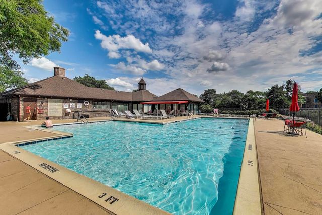 26 The Court Of Island Point, Northbrook, IL 60062