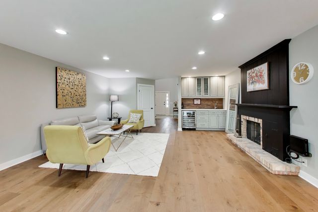 26 The Court Of Island Point, Northbrook, IL 60062