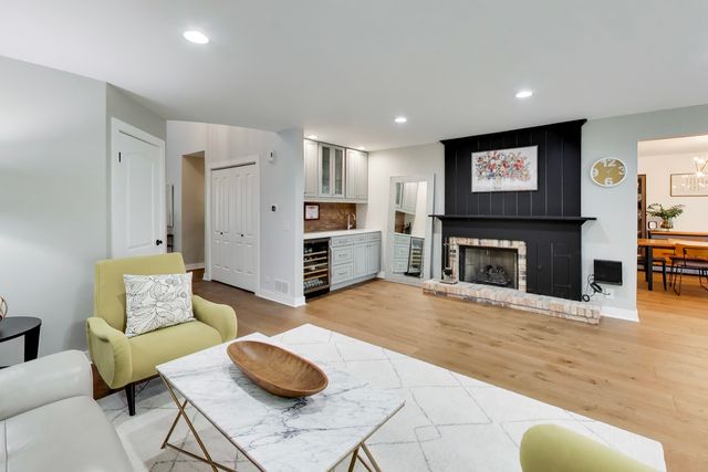 26 The Court Of Island Point, Northbrook, IL 60062