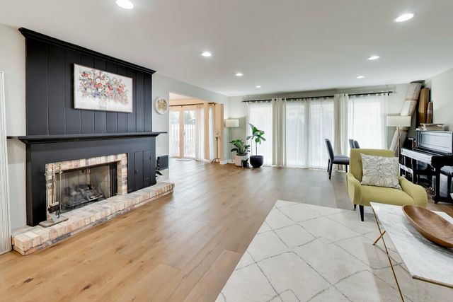 26 The Court Of Island Point, Northbrook, IL 60062