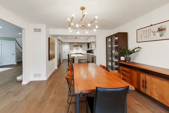 26 The Court Of Island Point, Northbrook, IL 60062