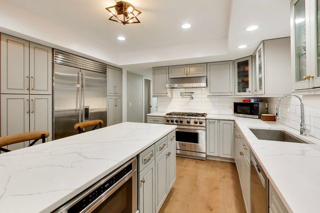 26 The Court Of Island Point, Northbrook, IL 60062