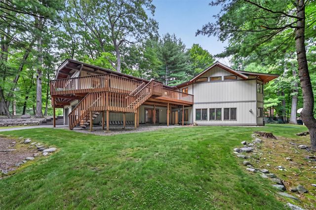 2 Catalina Court, Suffern, NY 10901
